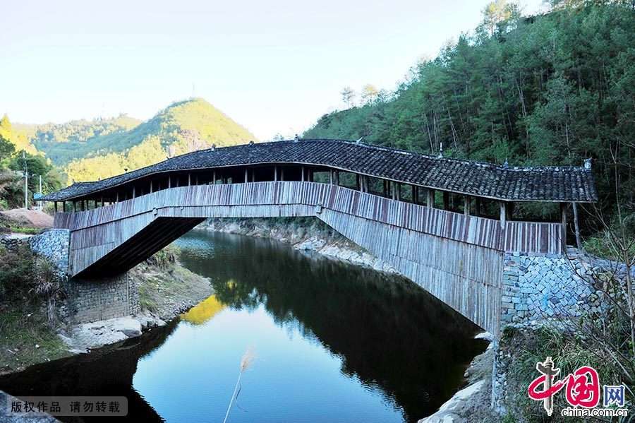  泰顺仙居桥位于罗阳镇东北的仙稔。始建于明，是泰顺跨径最大的木拱桥。桥长41.83米，宽4.89米，高12.6米，跨径34.14米，桥屋18间，以往扼为温州大路的要冲。被列为全国重点文物保护单位。中国网图片库 董年龙/摄