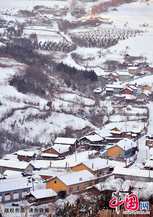 雪村住户不过一百多户，房子高低分布在村落的领上及小山底部，安静闲适。中国网图片库 乔晓春/摄
