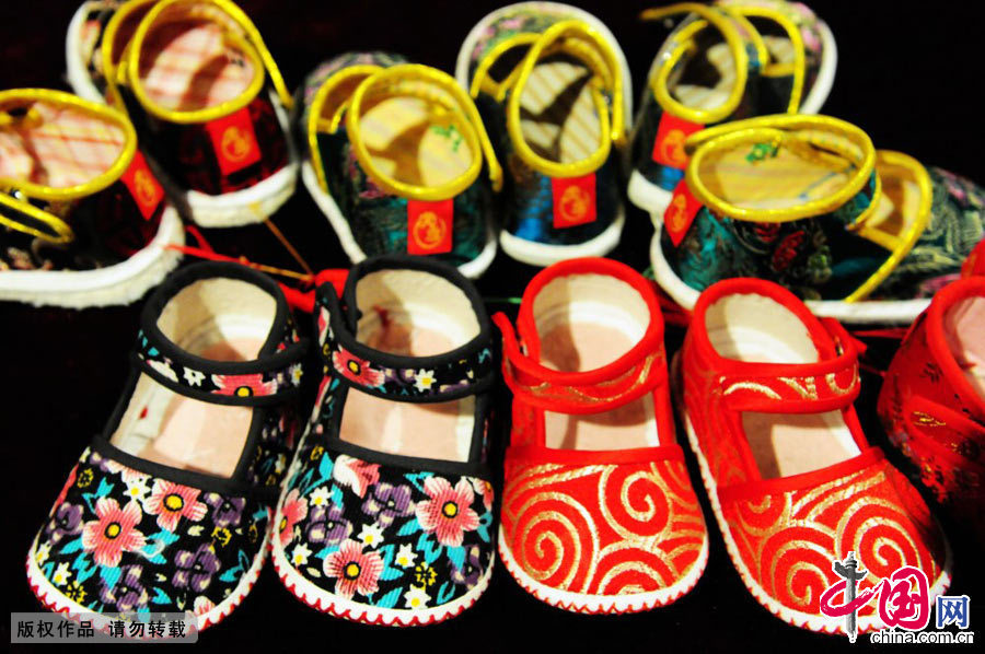  2015年1月10日，南京博物院，非遗馆展示的精致的虎头鞋。制作人为虎头鞋技艺传承人虞秀琴。中国网图片库杨素平摄影