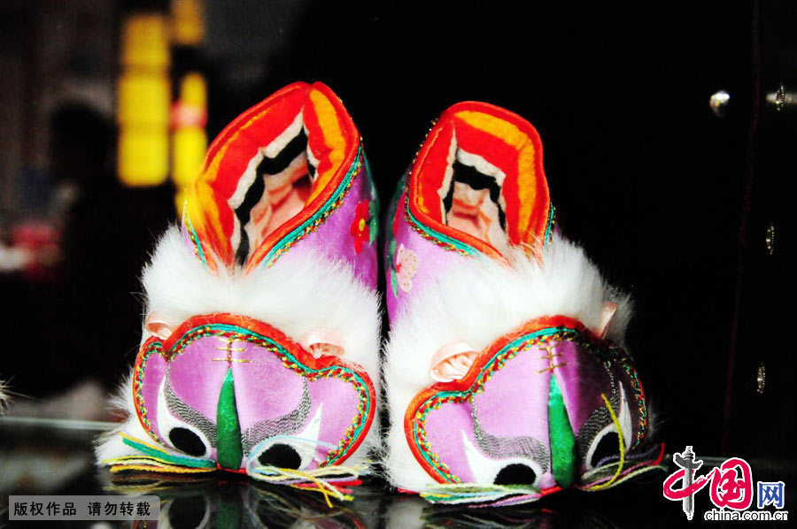  2015年1月10日，南京博物院，非遗馆展示的精致的虎头鞋。制作人为虎头鞋技艺传承人虞秀琴。中国网图片库杨素平摄影
