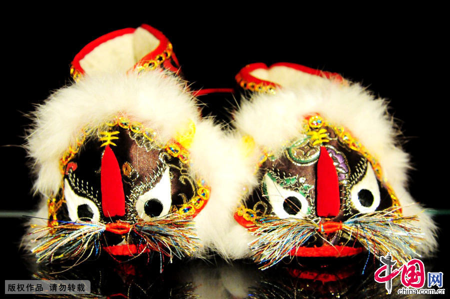  2015年1月10日，南京博物院，非遺館展示的精緻的虎頭鞋。製作人為虎頭鞋技藝傳承人虞秀琴。中國網圖片庫楊素平攝影