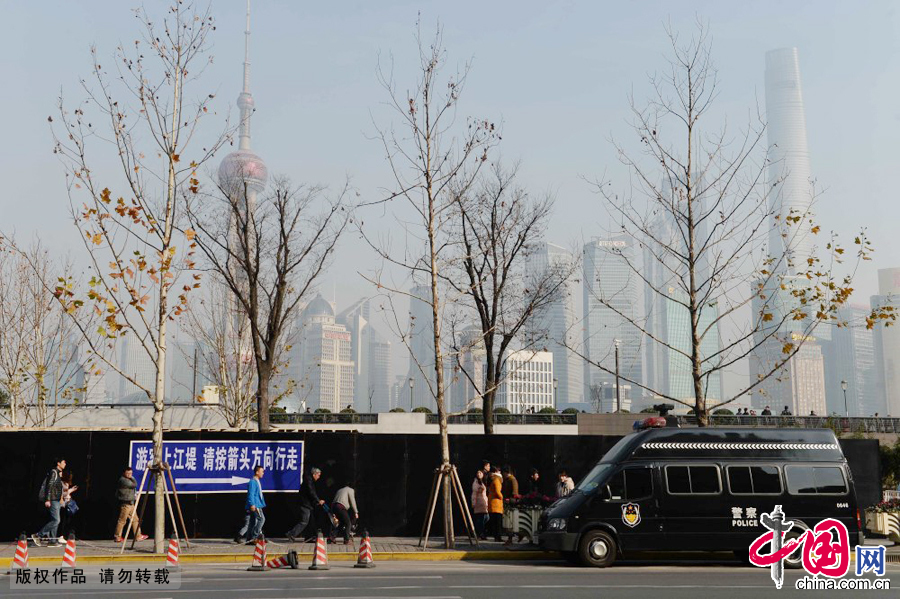 2015年1月11日，上海外滩陈毅广场周围竖起简易围墙。 中国网图片库 赖鑫琳摄影