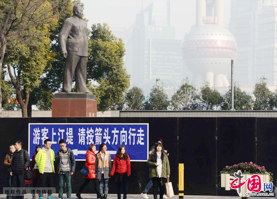 2015年1月11日，上海外滩陈毅广场周围竖起简易围墙。 中国网图片库 赖鑫琳摄影