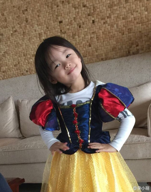 央视主播李小萌女儿近照曝光 三岁身高108厘米