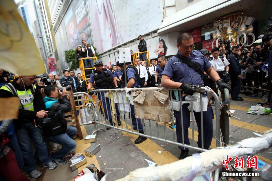香港警方清除铜锣湾障碍物
