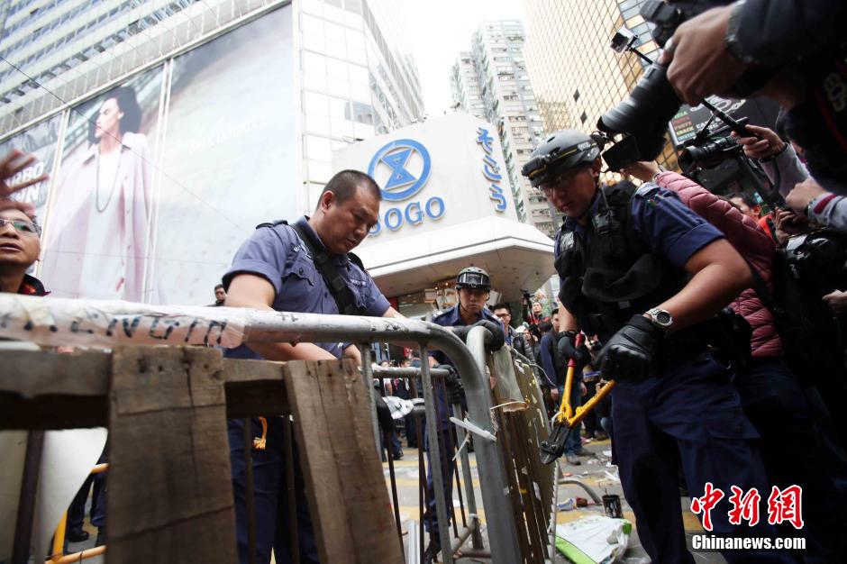 香港警方清除铜锣湾障碍物
