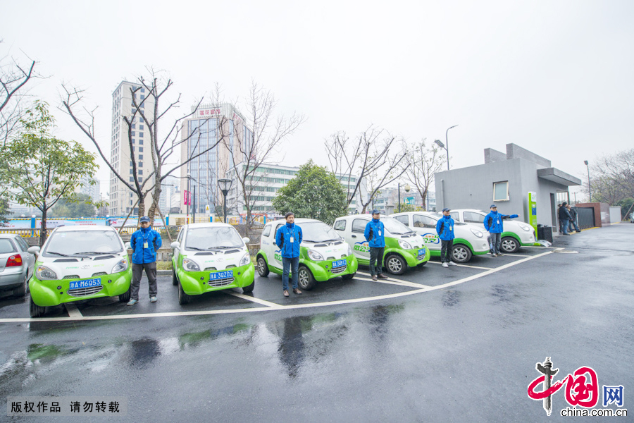  1月13日上午，純電動“微公交”首次入駐機關單位（浙江省科技廳）站點在雨中正式啟用，對以後機關公務車改革後政府公務員環保出行嘗試一種新模式。 中國網圖片庫 鐘紅華攝影