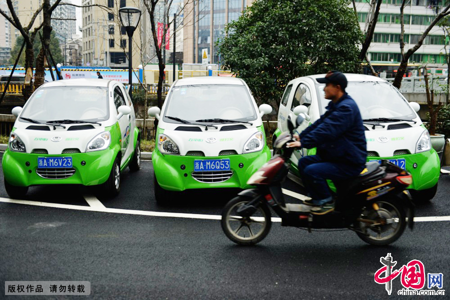 2015年01月14日，浙江省杭州市，浙江省科技廳的工作人員從純電動“微公交”汽車前駛過。 中國網圖片庫龍巍攝影