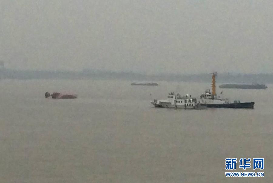 （突發事件）（2）長江福北水道一安徽籍新造船舶發生自沉 多人落水