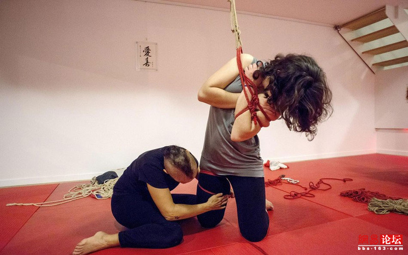 <em>美女</em>示范<em>日本</em>绳缚艺术:<em>被虐</em>式的美感(图)_生活