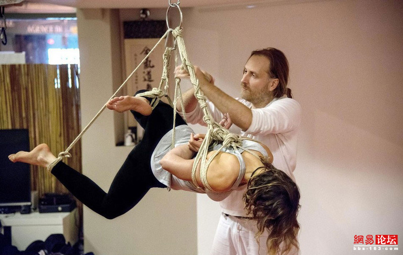 <em>美女</em>示范<em>日本</em>绳缚艺术:<em>被虐</em>式的美感(图)_生活