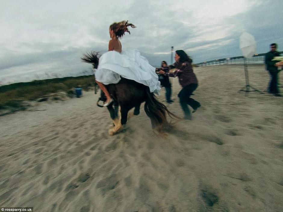 新娘骑马拍婚纱 意外“遭甩”脸埋沙地
