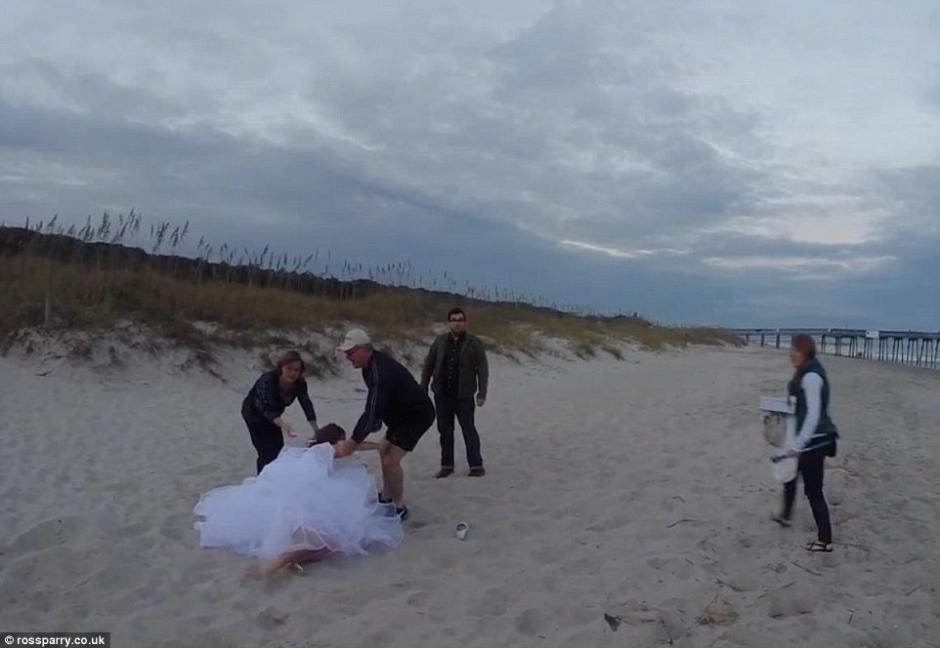 新娘骑马拍婚纱 意外“遭甩”脸埋沙地
