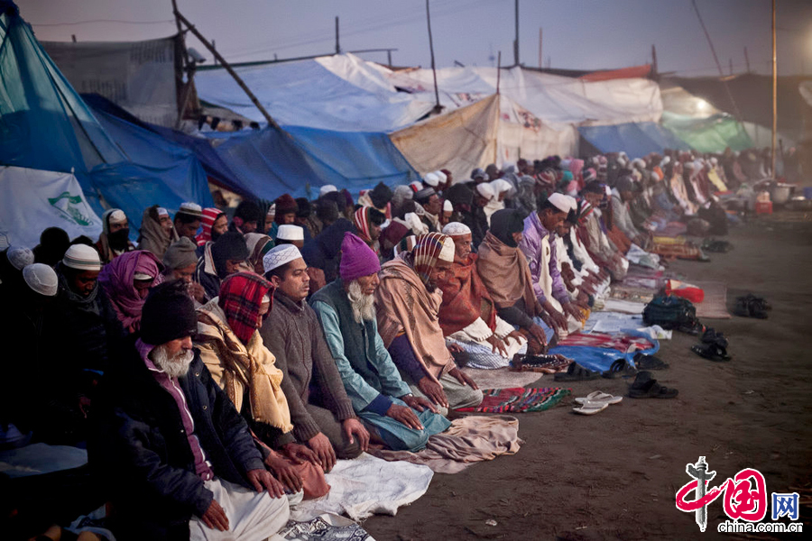  当地时间2015年1月18日，孟加拉国栋吉，大批孟加拉穆斯林信徒参加伊斯兰教全球圣会（Bishwa Ijtema）最后一日，祈祷后出现返程狂潮。 图片来源：CFP