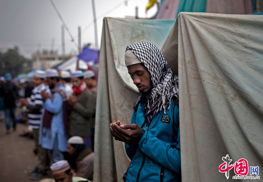  當地時間2015年1月18日，孟加拉國棟吉，大批孟加拉穆斯林信徒參加伊斯蘭教全球聖會（Bishwa Ijtema）最後一日，祈禱後出現返程狂潮。 圖片來源：CFP