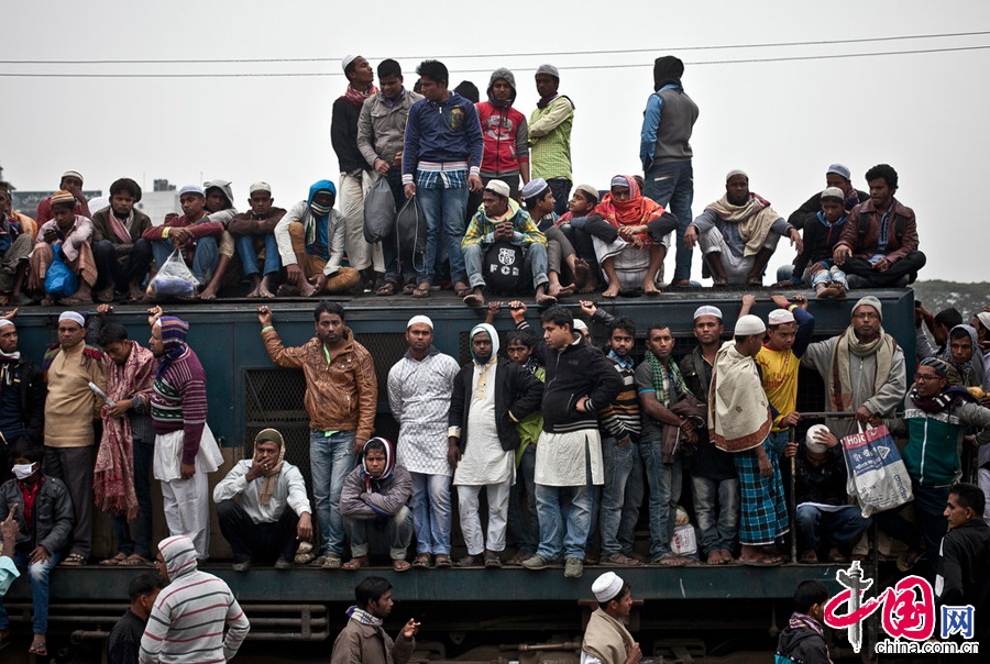  當地時間2015年1月18日，孟加拉國棟吉，大批孟加拉穆斯林信徒參加伊斯蘭教全球聖會（Bishwa Ijtema）最後一日，祈禱後出現返程狂潮。 圖片來源：CFP