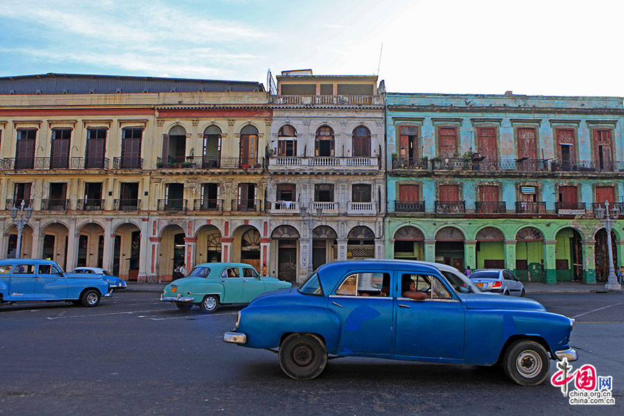 哈瓦那老城区处处都是色彩缤纷的建筑与老爷车