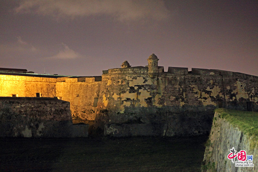 夜色中的哈瓦那圣卡洛斯城堡(Castillo de San Carlos)有些略显寒酸