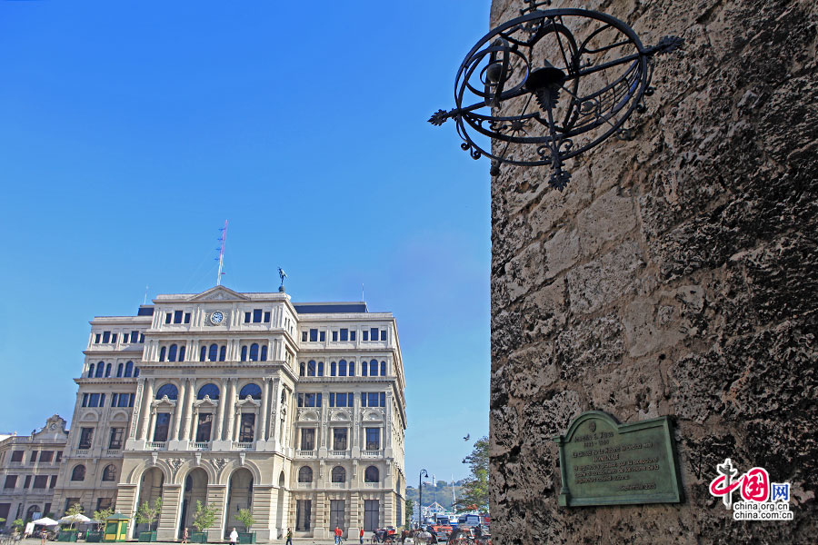 北边巨大的五层楼是建于1909年的哈瓦那商品交易中心