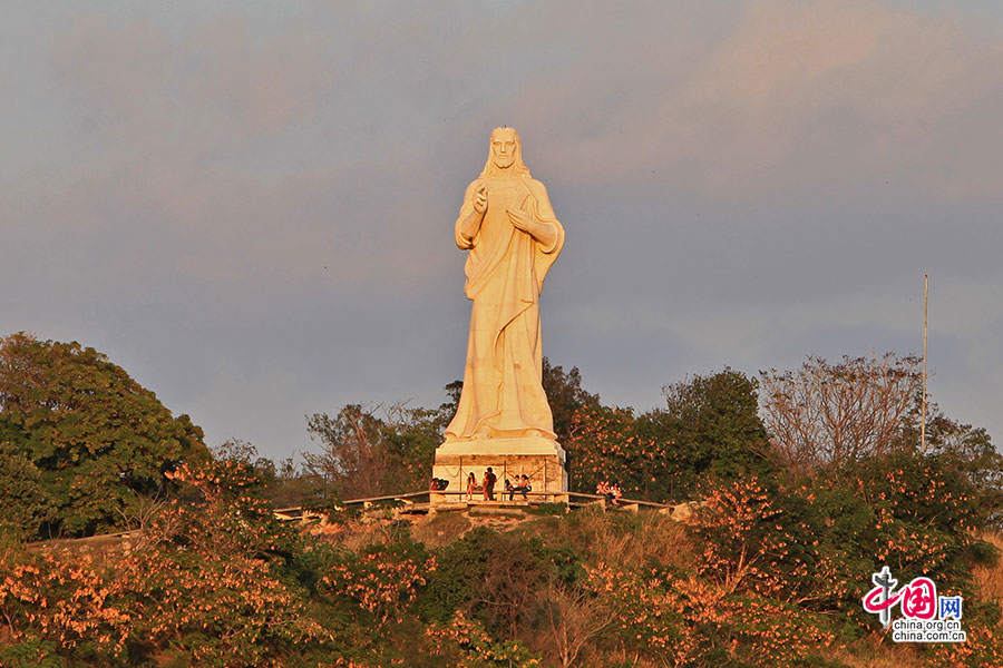 城堡前高大的耶稣石像