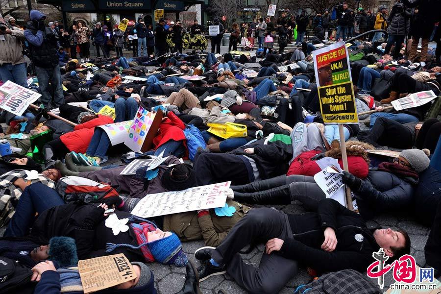 當地時間2015年1月19日，美國紐約，馬丁·路德·金紀念日當天，示威者集會抗議種族歧視。圖片來源：CFP