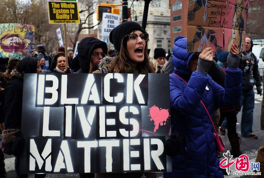 當地時間2015年1月19日，美國紐約，馬丁·路德·金紀念日當天，示威者集會抗議種族歧視。圖片來源：CFP