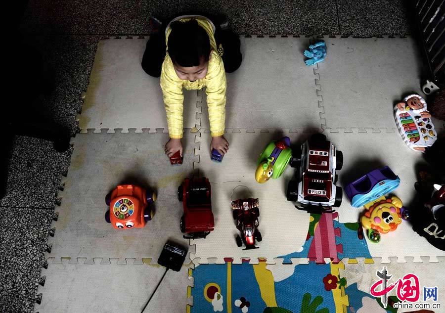 2015年1月14日，北京，但他也像所有的男孩子一样，对各种汽车玩具爱不释手。 图片来源：CFP