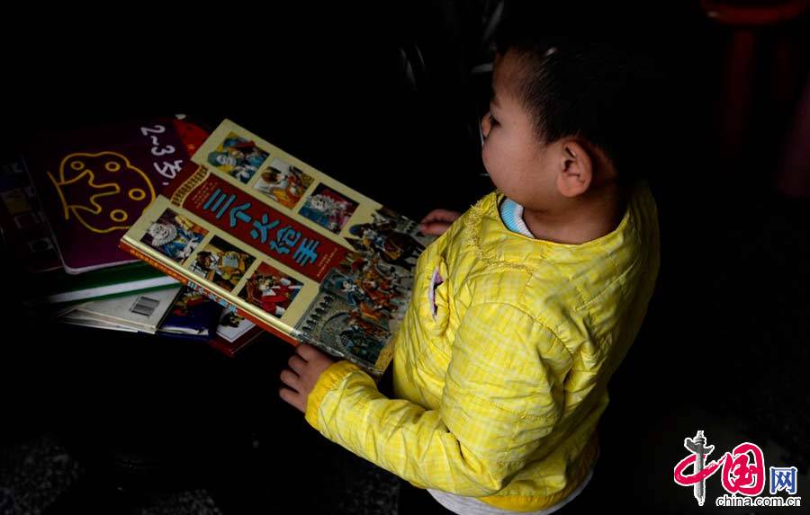2015年1月14日，北京，頑皮的特特有時會安靜的一個人看很久的書。 圖片來源：CFP