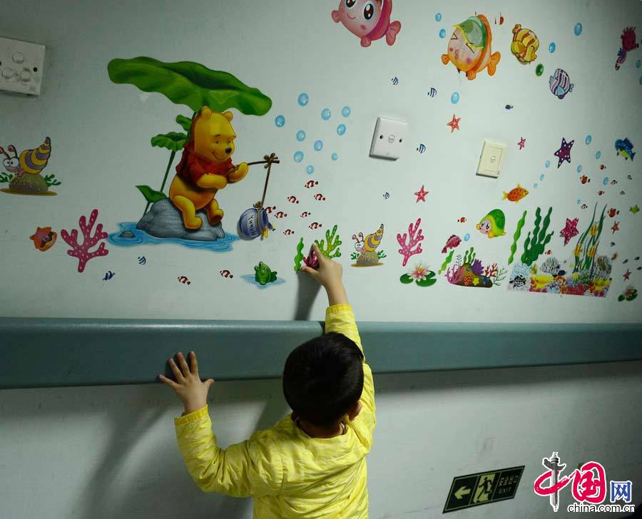 2015年1月14日，北京，住在医院的特特，很喜欢在楼道这个“游乐场”里玩耍。 图片来源：CFP