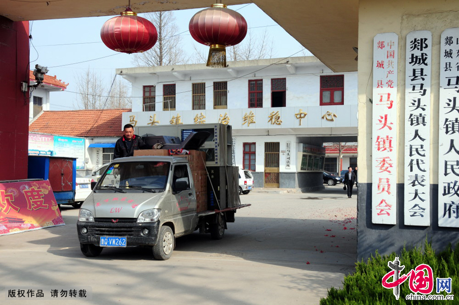 2013年3月23日，山東省臨沂市郯城縣馬頭鎮政府工作人員將辦公設施裝車運出政府大院，搬往新的辦公地點。 中國網圖片庫房德華