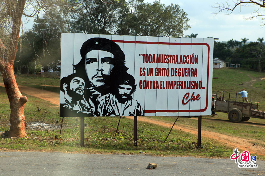 乡村道路边上写着切·格瓦拉名言的广告牌