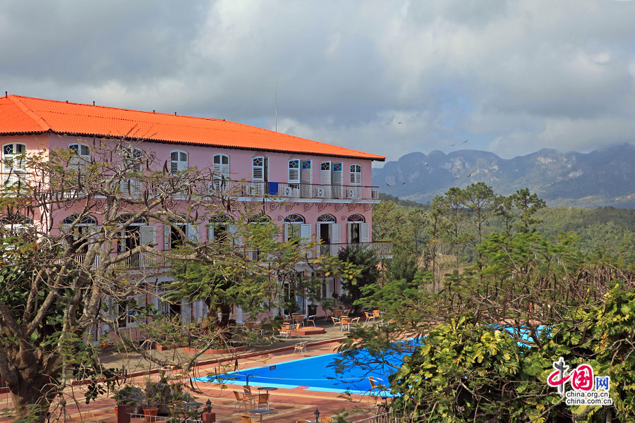 酒店西班牙式的彩色门窗与阳台，还有露天游泳池