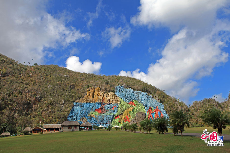 史前岩壁画绘于一座山的峭壁上