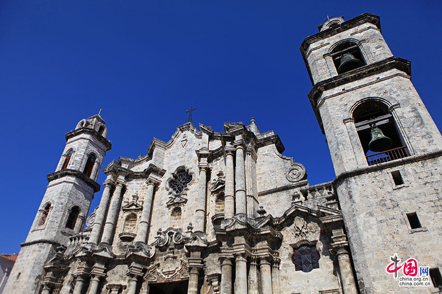广场北面是圣克里斯托尔大教堂，也是哈瓦那主教堂