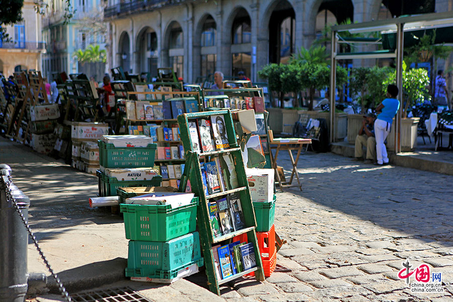 广场上规模很大的旧书市场