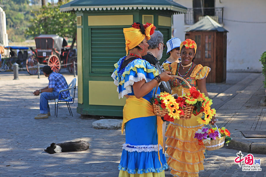 广场上专门与游客拍照的古巴女人