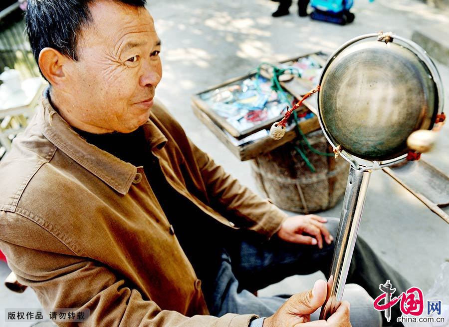 这个跟随了唐海松30年的小小拨浪鼓，是他招揽顾客的“法宝”。中国网图片库 卓忠伟/摄