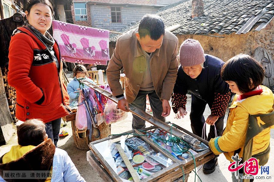 前来光顾的大多都是一些上了年纪的老人和妇女。中国网图片库 卓忠伟/摄