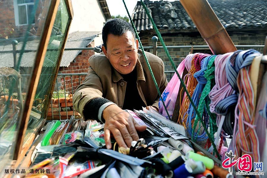 货郎担唐海松正在整理自己货郎担里货物。中国网图片库 卓忠伟/摄