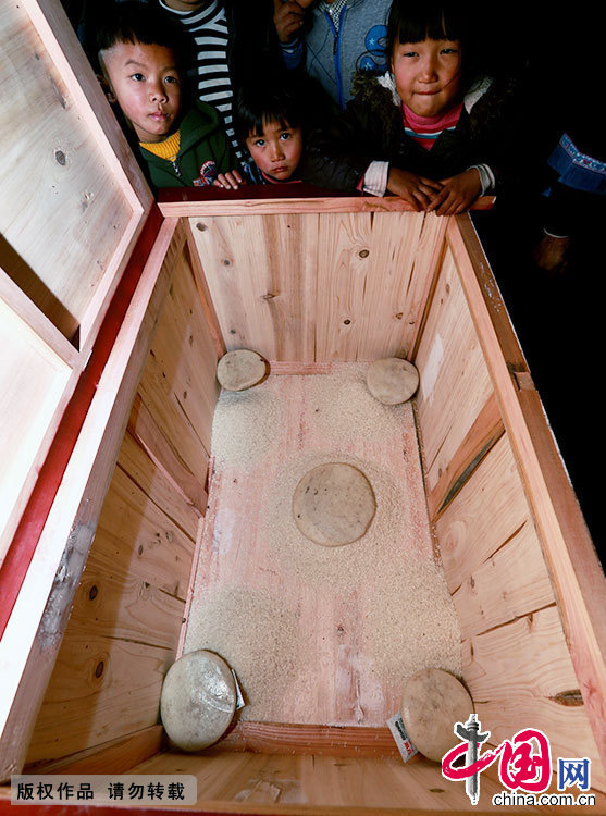孩子们在观看传统的古老仪式。中国网图片库 卢维/摄