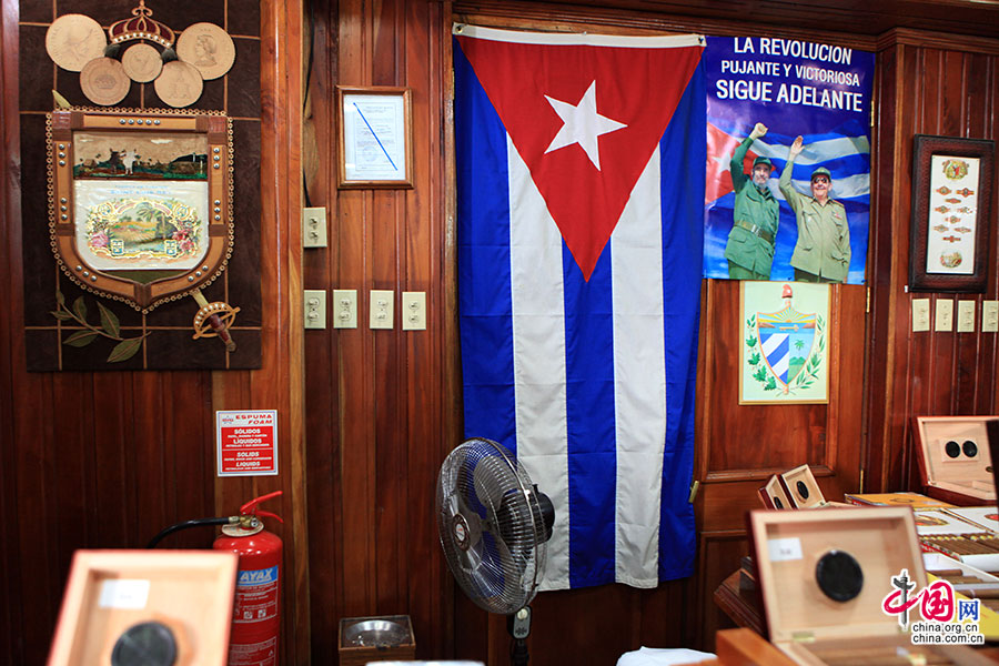 店内挂着卡斯特罗的宣传画与古巴国旗