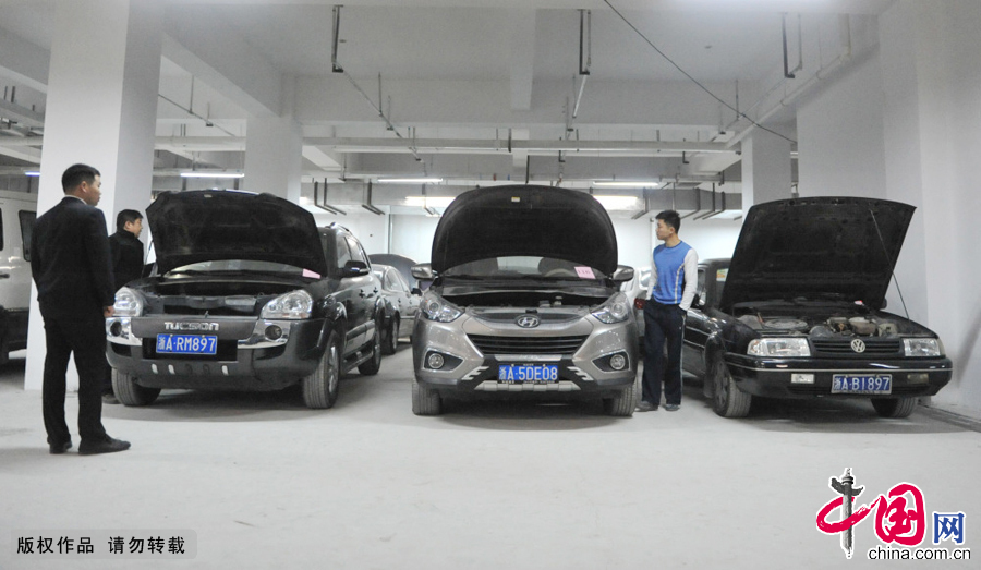 市民在浙江省臨安市一處公車改革車輛拍賣停車場內挑選車輛準備競拍（資料配圖，2014年3月22日拍攝）。 中國網圖片庫 胡劍歡攝影