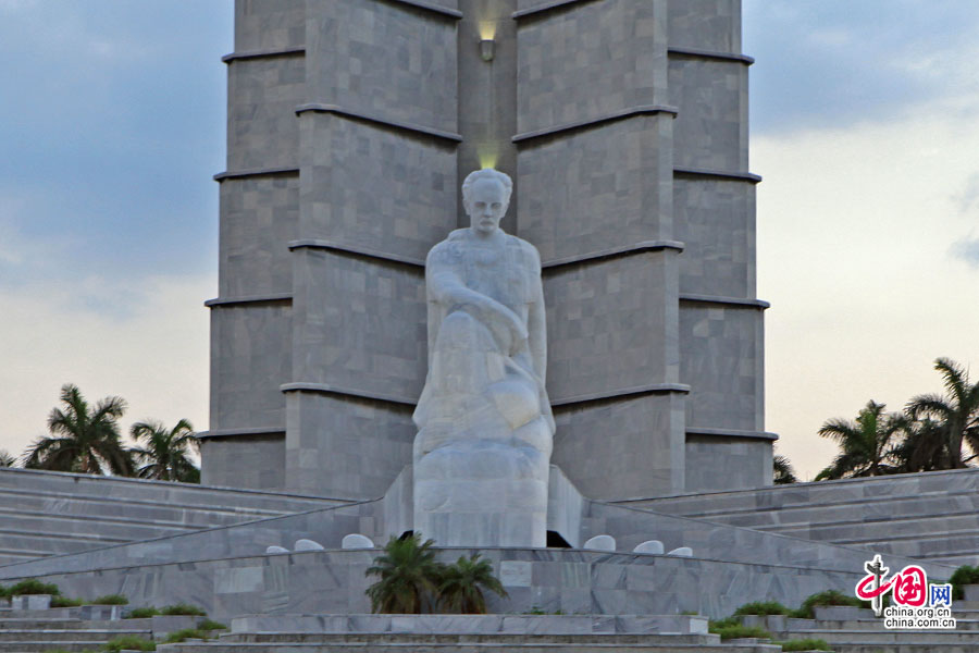 纪念碑前的何塞·马蒂大理石雕像