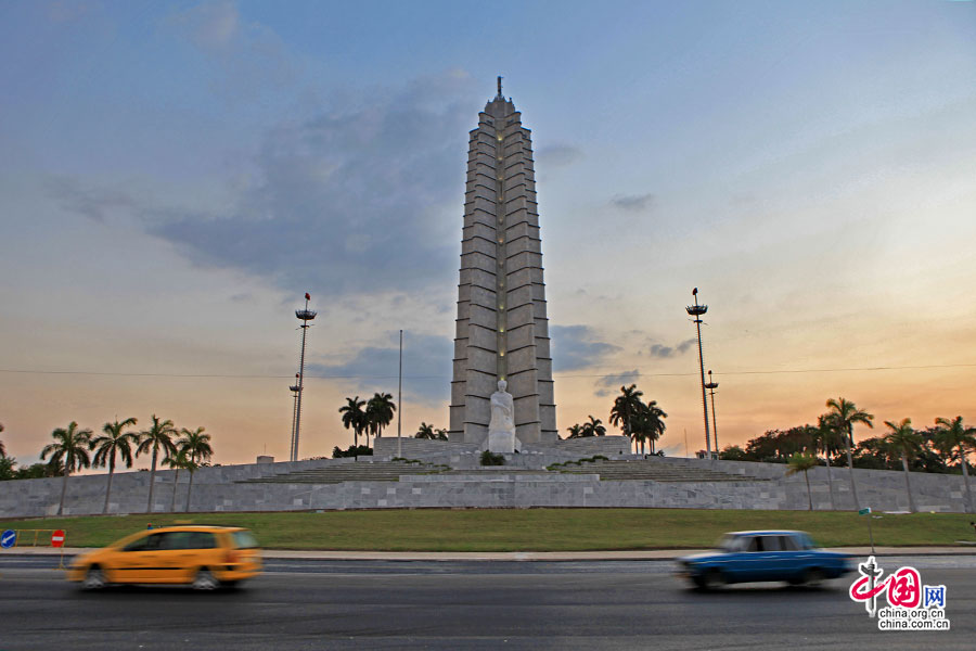 革命广场中央是何塞·马蒂纪念碑