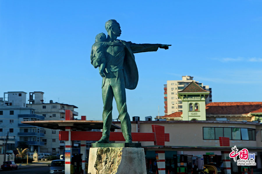 哈瓦那街头矗立的何塞·马蒂立像
