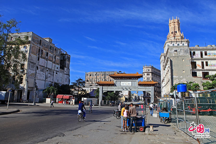 石牌坊与其后高耸的古巴电讯公司大楼