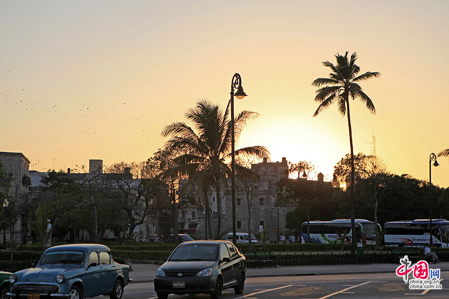 夕下金光中的哈瓦那旧城
