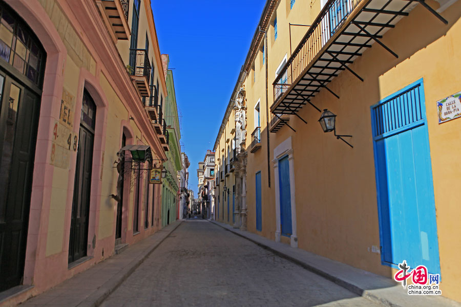 美丽的彩色旧城小巷