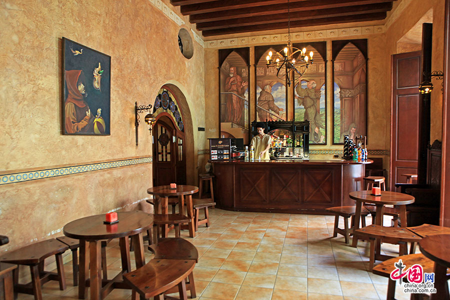 酒店内的装修有着中世纪的风格
