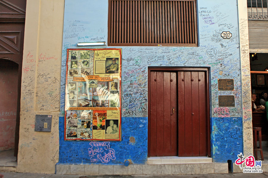 招牌画上有许多古巴知名人士包括海明威的照片